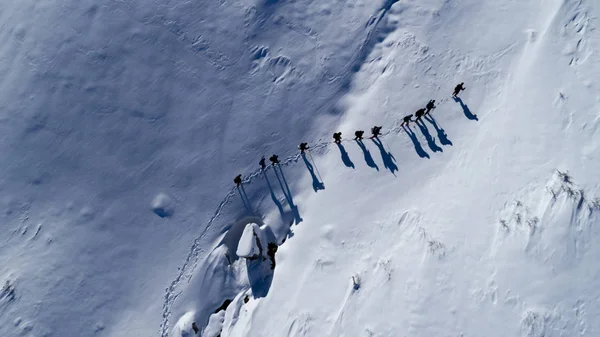 붐비는 등산 팀의 피크 트레킹 및 ceramony 효과 — 스톡 사진
