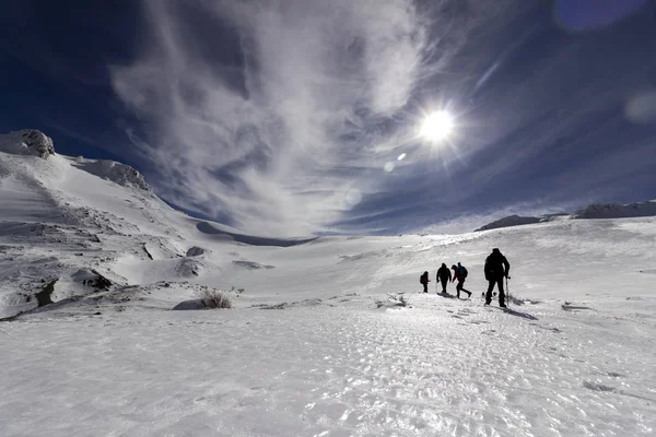 Adventure and hiking in icy cold mountains — Stock Photo, Image