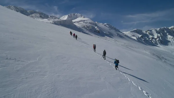 Inverno vista montagne e gruppo escursionistico — Foto Stock
