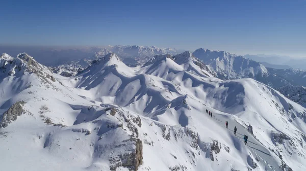 高山でのプロの登山家のハイキング — ストック写真