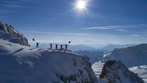 Достижения совместимых и профессиональных альпинистов — стоковое фото