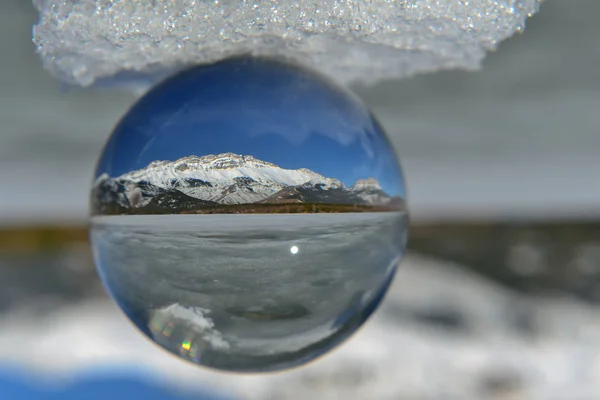 Vistas das montanhas na bola de cristal — Fotografia de Stock