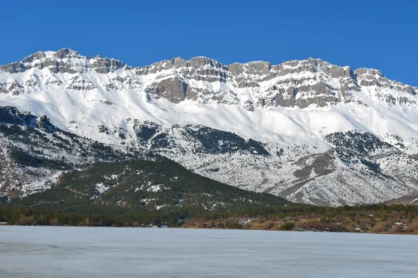Vue sur le lac gelé et les montagnes enneigées — Photo