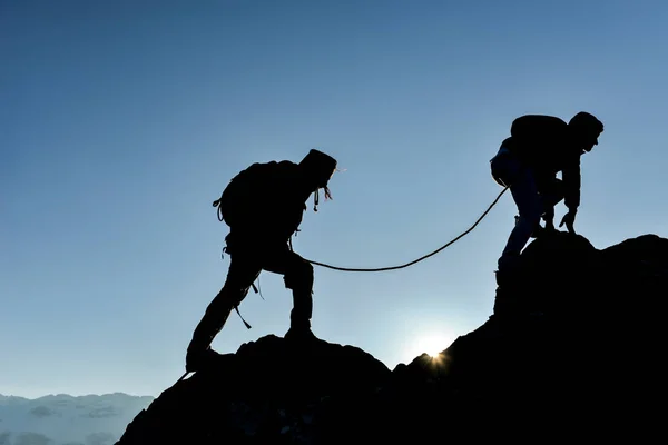 Наполегливість, боротьба і рішучість у альпінізмі — стокове фото