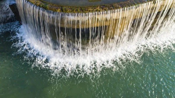 Восторженные виды на водопад воды весной — стоковое фото