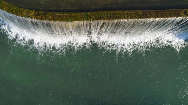 Восторженные виды на водопад воды весной — стоковое фото