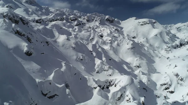 Paesaggi invernali difficili in montagna — Foto Stock