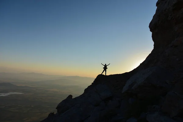 Determinado y luchando alpinista malhumorado — Foto de Stock