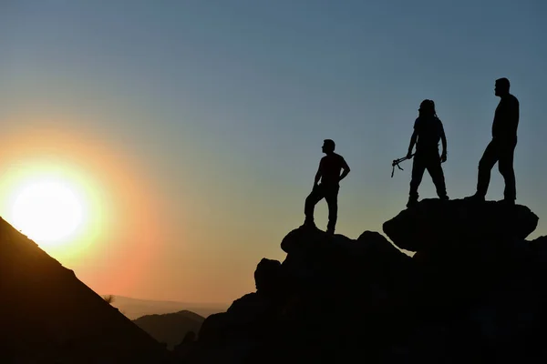 Un equipo que sigue el sol comienza un día tranquilo — Foto de Stock