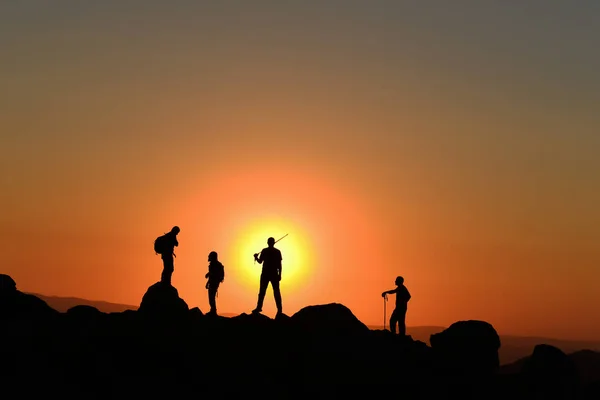 Harmonia de equipe, naturalistas e tempo de caminhada — Fotografia de Stock