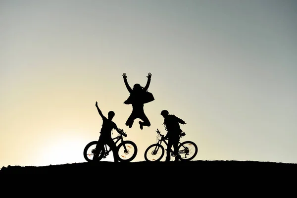 Grupa entuzjastycznych, dynamicznych i ryzykowny rowerzysta — Zdjęcie stockowe