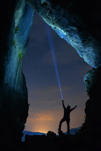 Nacht beoordeling en avontuur in een donkere grot — Stockfoto