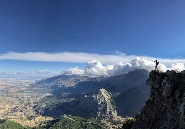 Aventurero hombre en el acantilado y el éxito — Foto de Stock