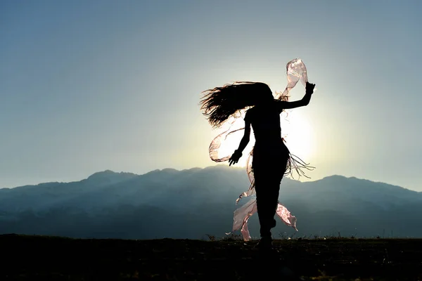De energieke bewegingen en het enthousiasme van Dancing Girl — Stockfoto