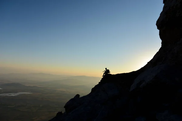 Increíble paisaje para escalador, postura orgullosa y una tierra espaciosa —  Fotos de Stock