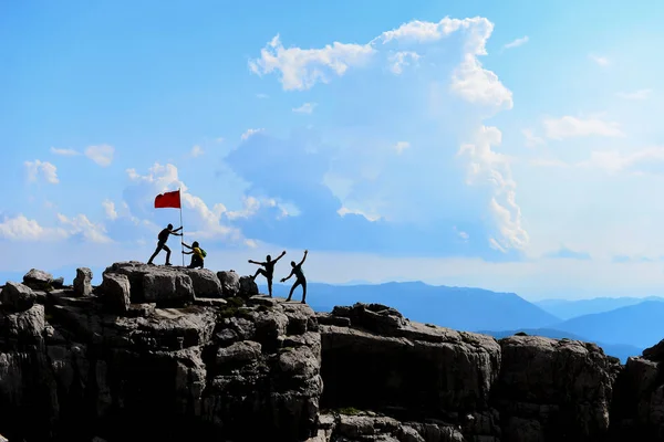 O pico de felicidade de alpinistas profissionais experientes — Fotografia de Stock