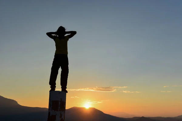 Postura orgogliosa e trionfo dell'uomo di successo — Foto Stock