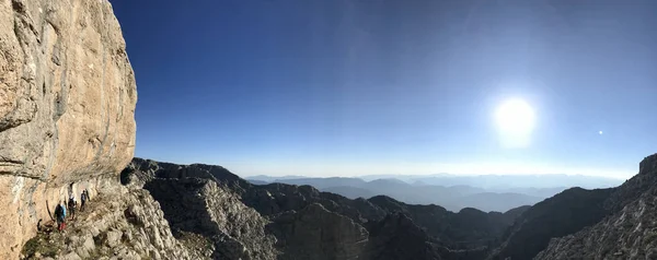 Escaladores aventureros en montañas salvajes e inusuales — Foto de Stock