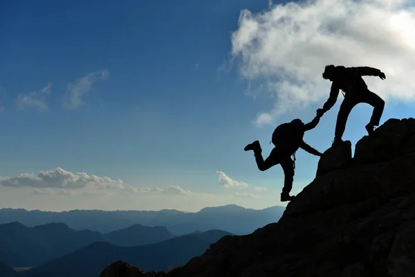 Concepto de apoyo y asistencia para escaladores — Foto de Stock