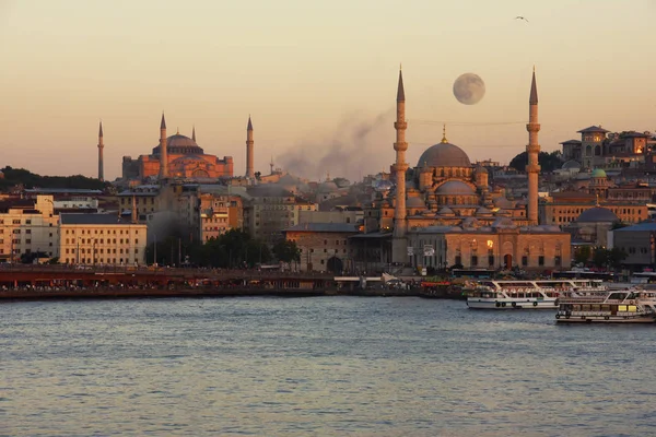 Μυστικιστική Κωνσταντινούπολη βράδυ και τοπία — Φωτογραφία Αρχείου