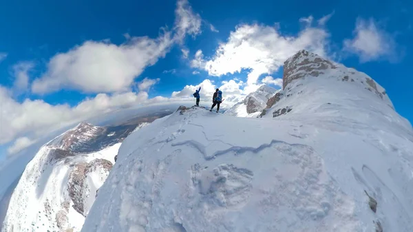 Deporte de alpinismo, meta cumbre y felicidad — Foto de Stock