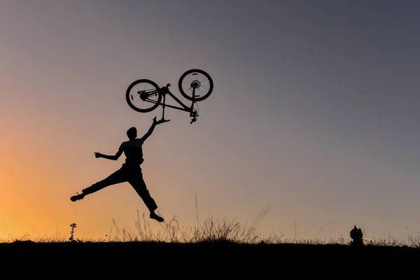 Exuberancia creativa del motociclista; concepto de creatividad — Foto de Stock