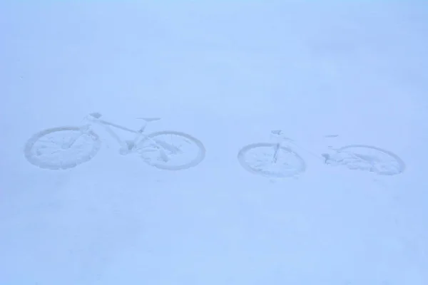 Pistas de bicicleta en la nieve —  Fotos de Stock