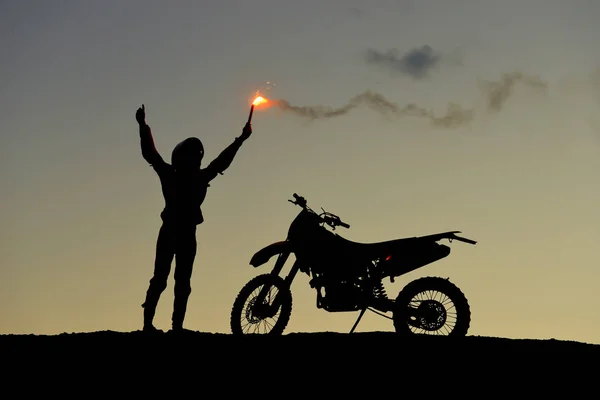Ücretsiz bir motosikletçi yol kütüğü — Stok fotoğraf