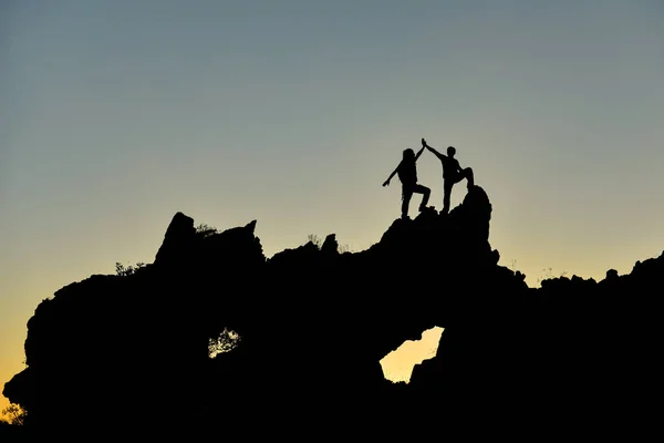 Klättrare vänner firar segern tillsammans — Stockfoto