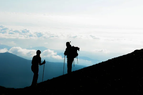 L'uomo che cammina alpinismo con la moglie — Foto Stock