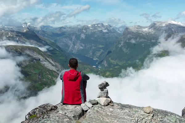 Montanhas norwegian espetaculares, tranquilidade e viagem — Fotografia de Stock