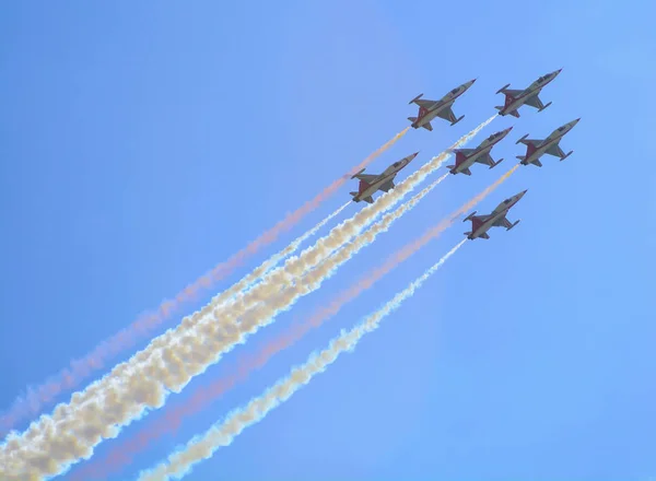 Gökyüzünde savaş uçaklarının gösterileri — Stok fotoğraf