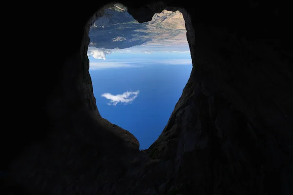 Forma de corazón en la cueva en las montañas —  Fotos de Stock