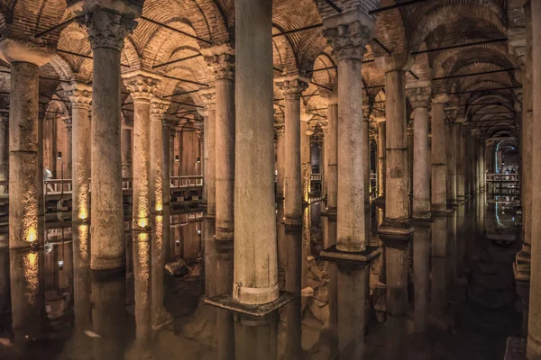 Architektonische Wasserzisterne, historisches Konzept und beeindruckende Bui — Stockfoto