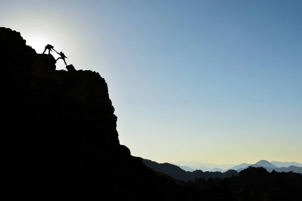 Stark, stolt och framgångsrik klättrare Duo uppnå impossibl — Stockfoto