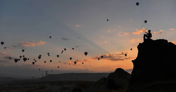 カッパドキアの壮大な景色を見ている人々 — ストック写真