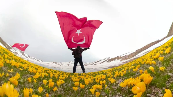 Люди, которые ждут турецкого флага на вершине горы — стоковое фото