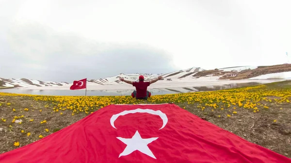 Турецкие любители флагов и путешественники — стоковое фото