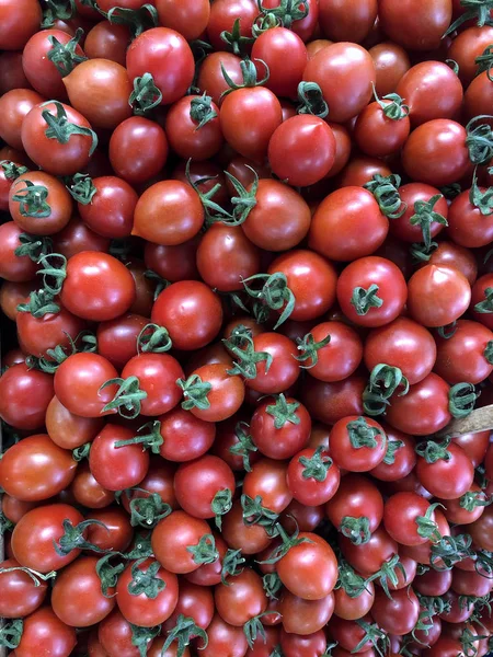 Tomates vendues sur un marché génétiquement modifié — Photo