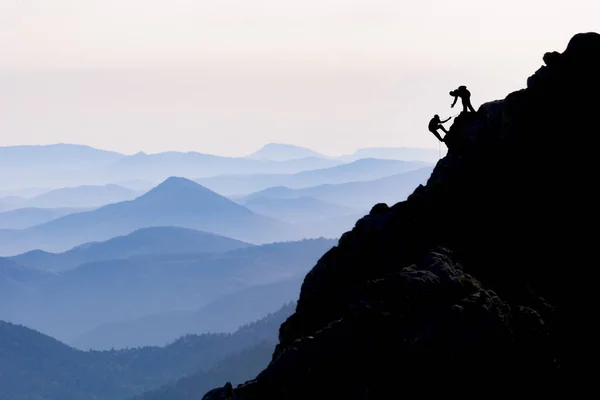 Deporte escalada ayuda y historia cumbre —  Fotos de Stock