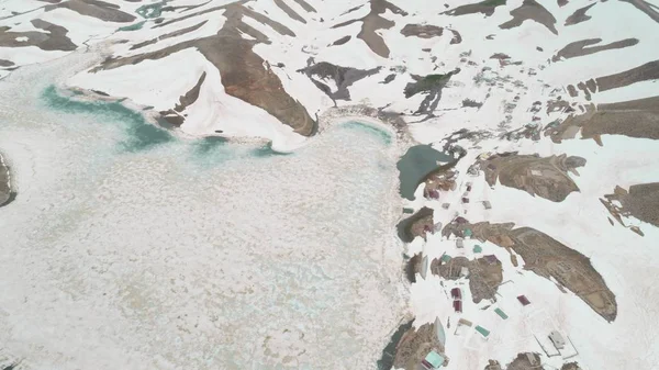 Ledovcová jezera, jarní měliny a neobvyklé krajiny — Stock fotografie