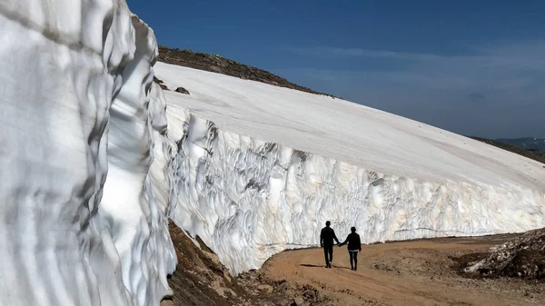 雪のトンネルで一緒に歩くロマンチックな恋人 — ストック写真