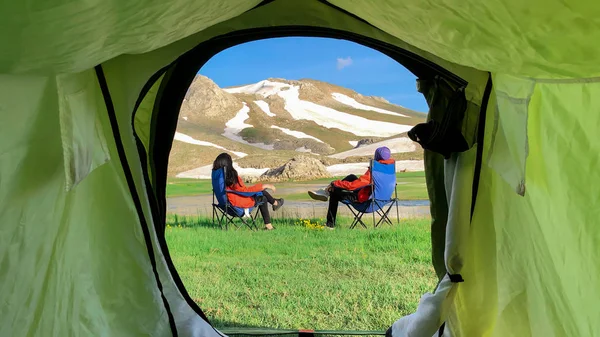 Dağlarda kamp çiftlerin manzara zevk — Stok fotoğraf