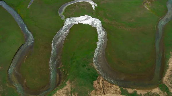 大きな水のメアンダーと溶ける雪水 — ストック写真
