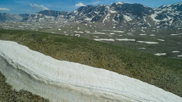 雪山、雪のパターンと素晴らしい春の美しさ — ストック写真
