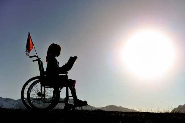 Szene eines einsamen Behinderten beim Lesen eines Buches — Stockfoto