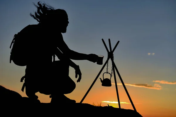 Alpinista tendo uma pausa para o chá em um dia ventoso — Fotografia de Stock