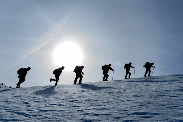 Profesyonel Dağcıların Kış Yürüyüşü Tırmanışı — Stok fotoğraf