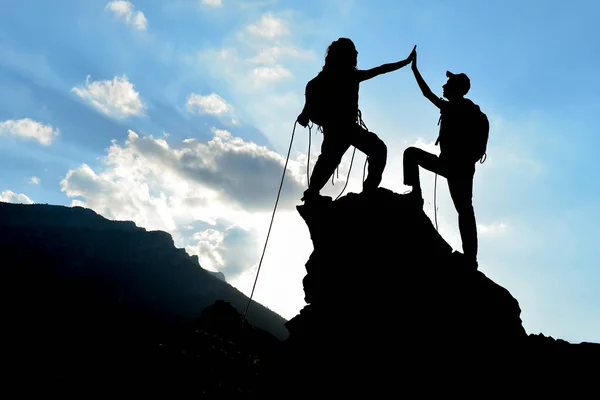 Felicità di picco di alpinisti di successo — Foto Stock