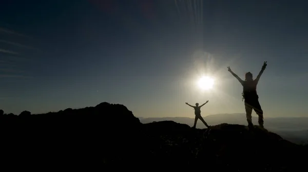 Alpinistas felices y emocionados apuntan a logros — Foto de Stock